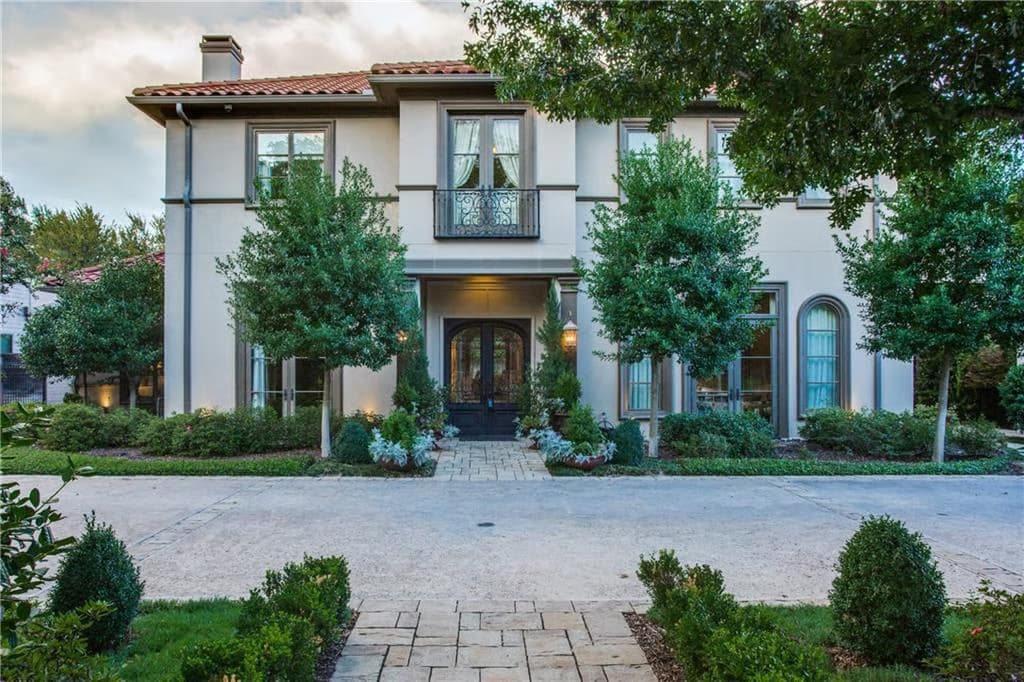 Artificial turf installation in Bluffview, Dallas